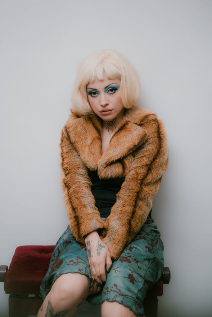 Mon Laferte se convierte en la femme fatale a través de su álbum: peligrosa, hermosa y seductora, segura de sí misma.  